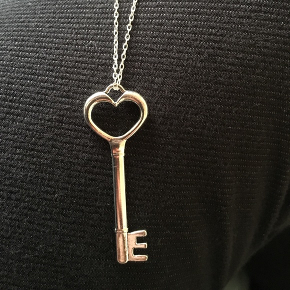 18” 925 Stamped Chain w/ Silver Alloy Key Pendant - Picture 3 of 5